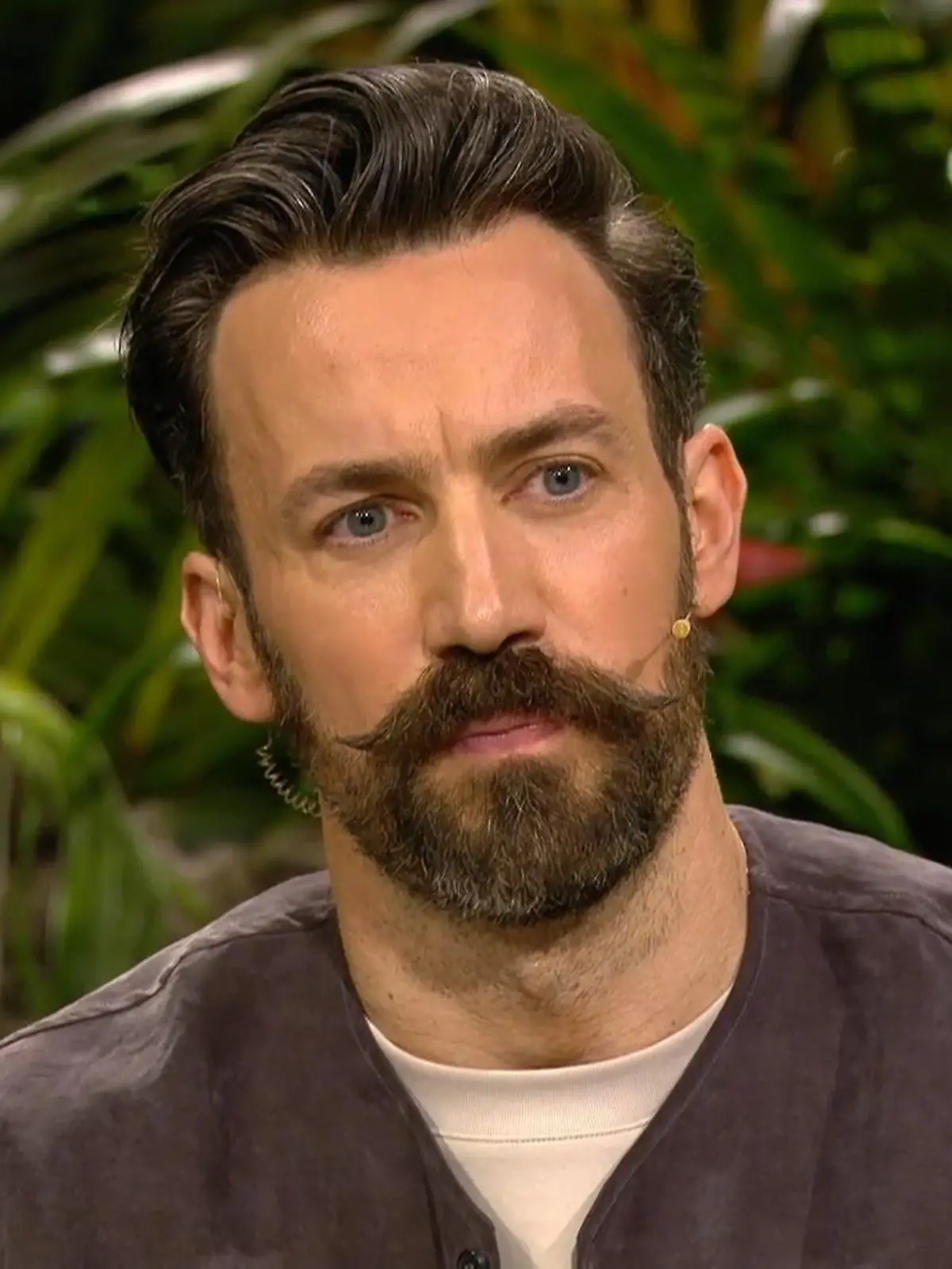 Bild zu: " Jan Köppen bohrt im Nachspiel bei Dschungelkönig Gil Ofarim nach"