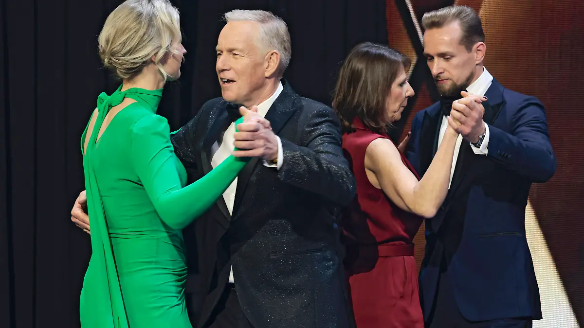 Bild zu: "Johannes B. Kerner glänzt und tanzt vor Ehefrau!"