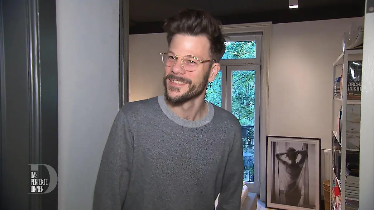 Stefan setzt privat voll auf Schwarz und Weiß In Hamburg