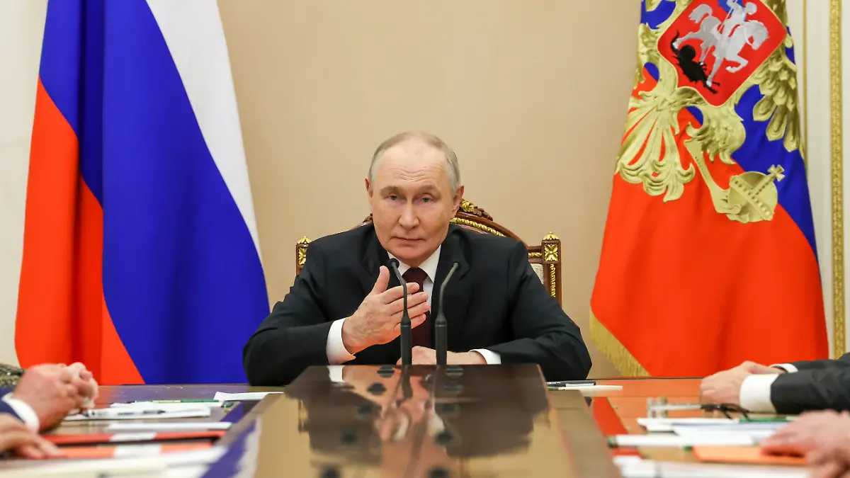 DIESES FOTO WIRD VON DER RUSSISCHEN STAATSAGENTUR TASS ZUR VERFÜGUNG GESTELLT. [RUSSIA, MOSCOW - FEBRUARY 20, 2026: Russia's President Vladimir Putin holds a meeting with permanent members of the Russian Security Council, at the Moscow Kremlin. Vyacheslav Prokofyev/Russian Presidential Press and Information Office/TASS]