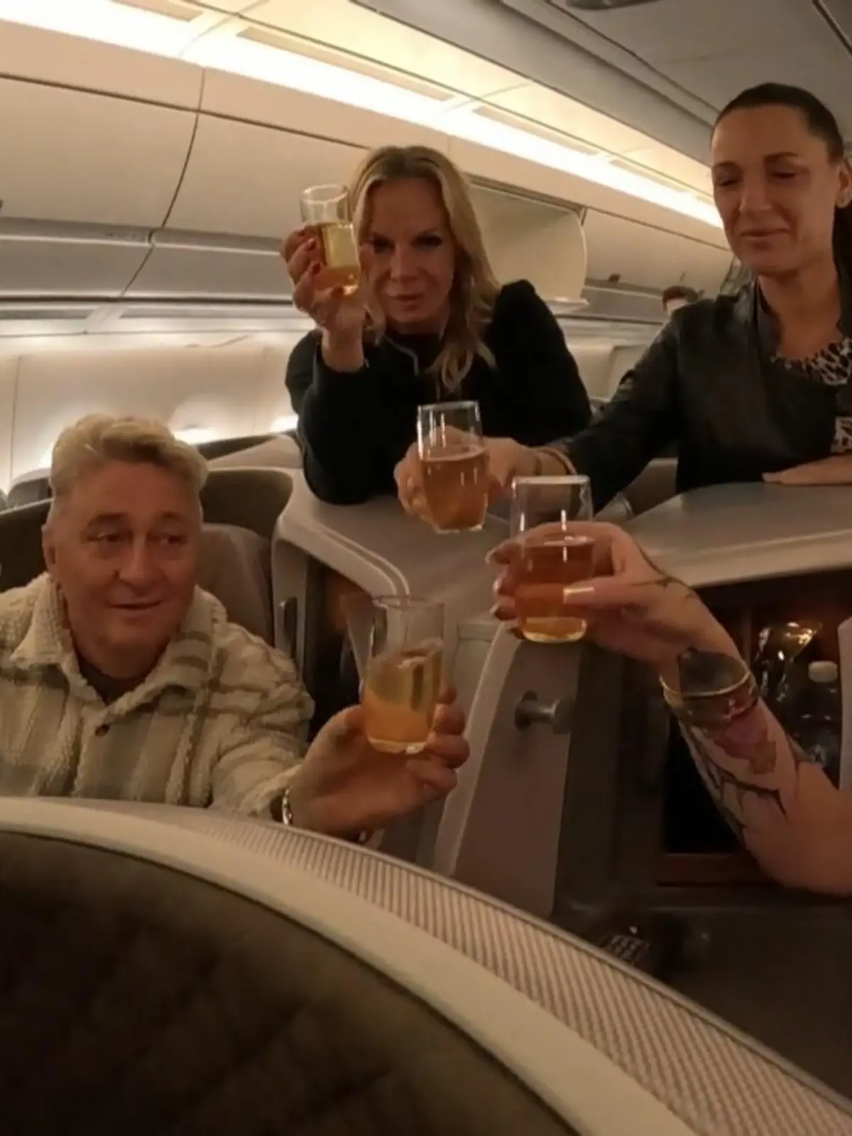 Bild zu: "So ausgelassen kehrten die Dschungel-Helden heim"