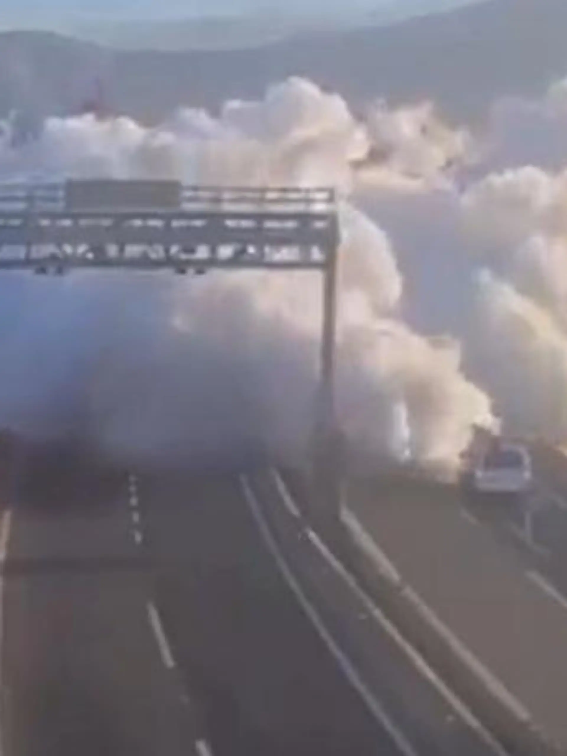Bild zu: "Riesige Feuersäule! LKW explodiert – Rauch schießt über Autobahn"