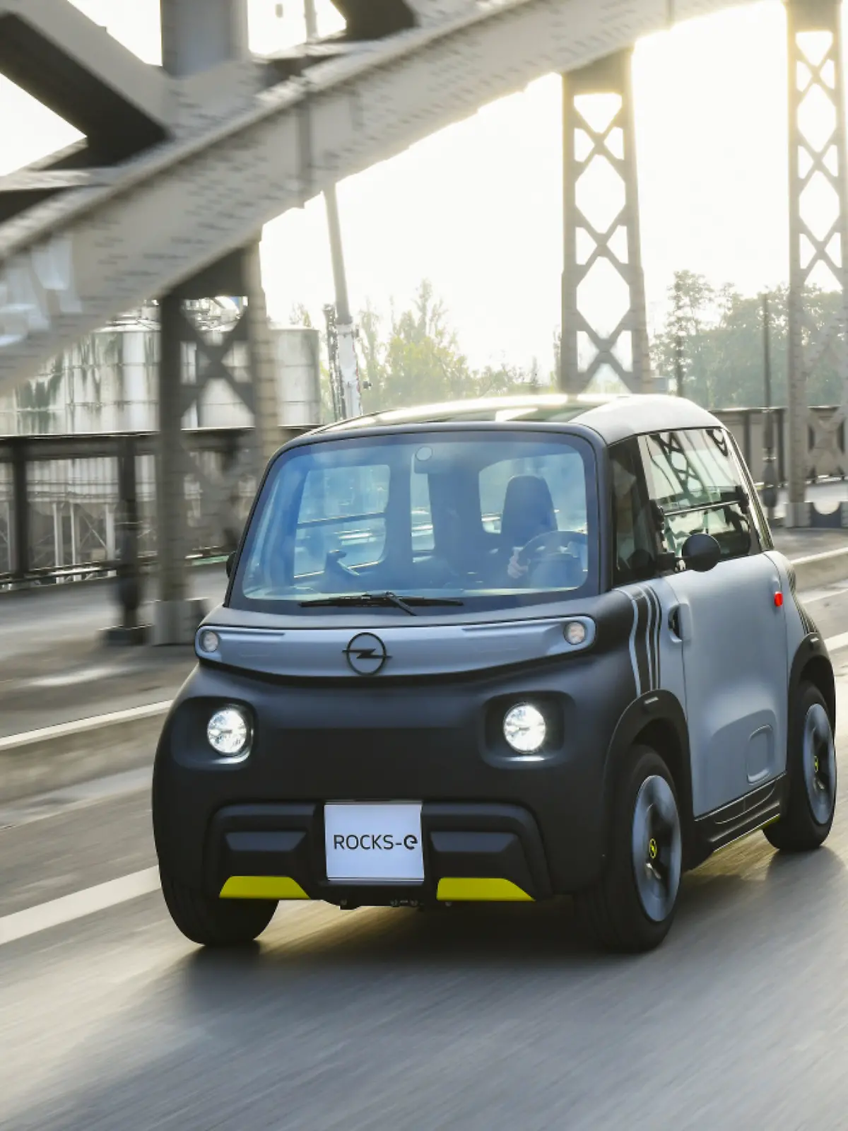 Ein Opel Rocks Electric fährt über eine Straße