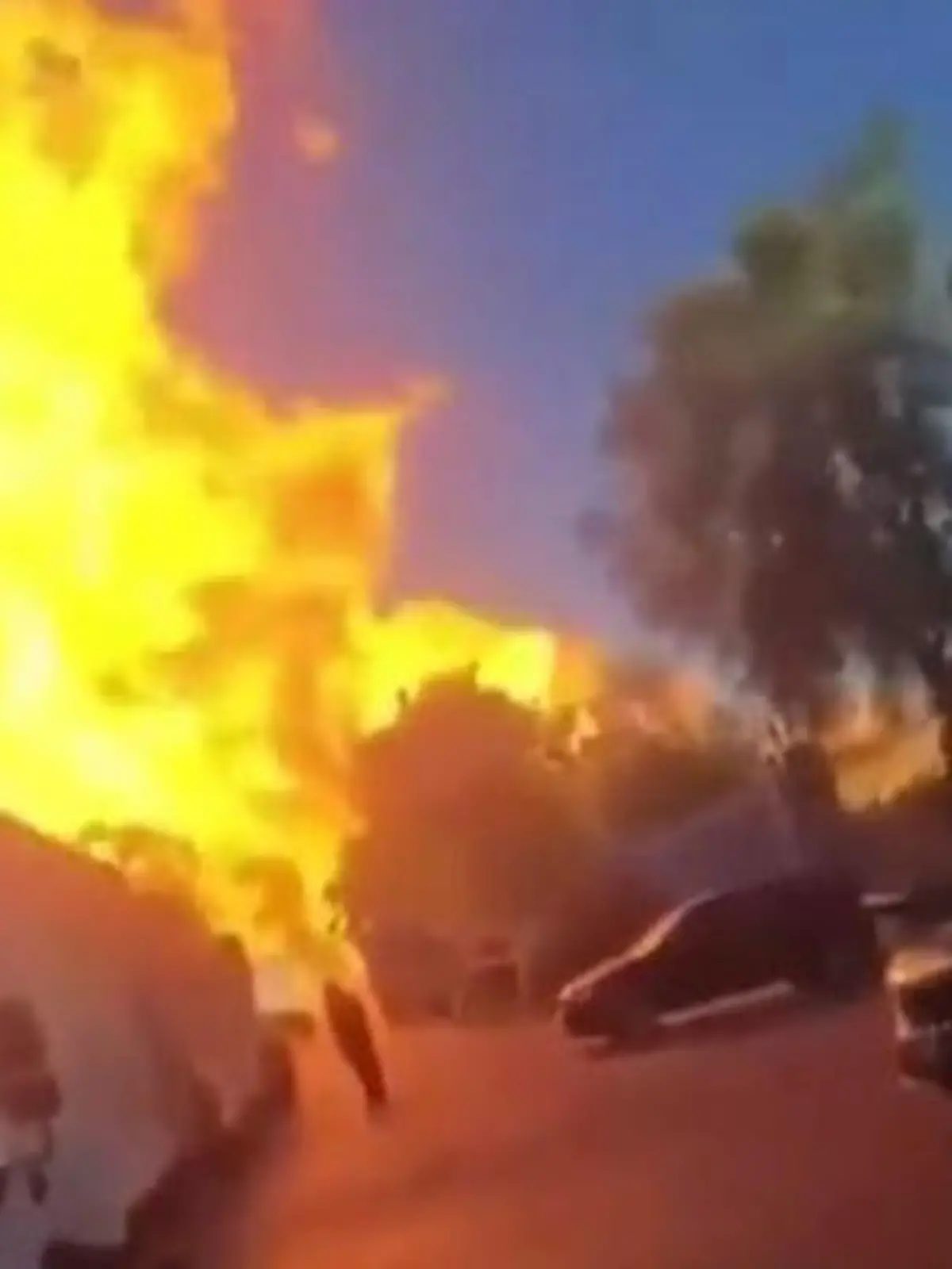 Bild zu: "Riesige Feuersäule! LKW explodiert – Rauch schießt über Autobahn "