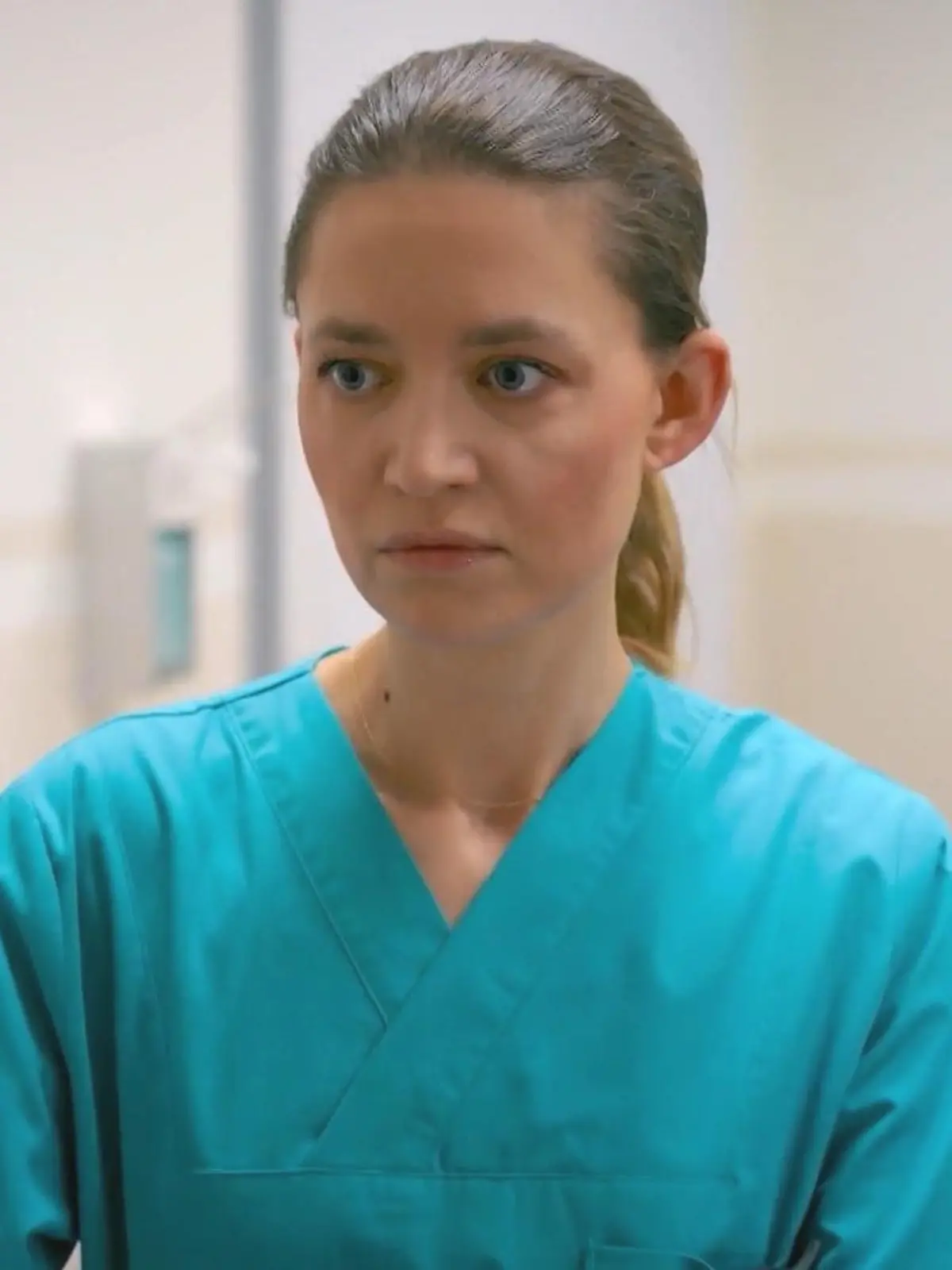 AWZ: Nathalie bekommt eine Liebesklatsche