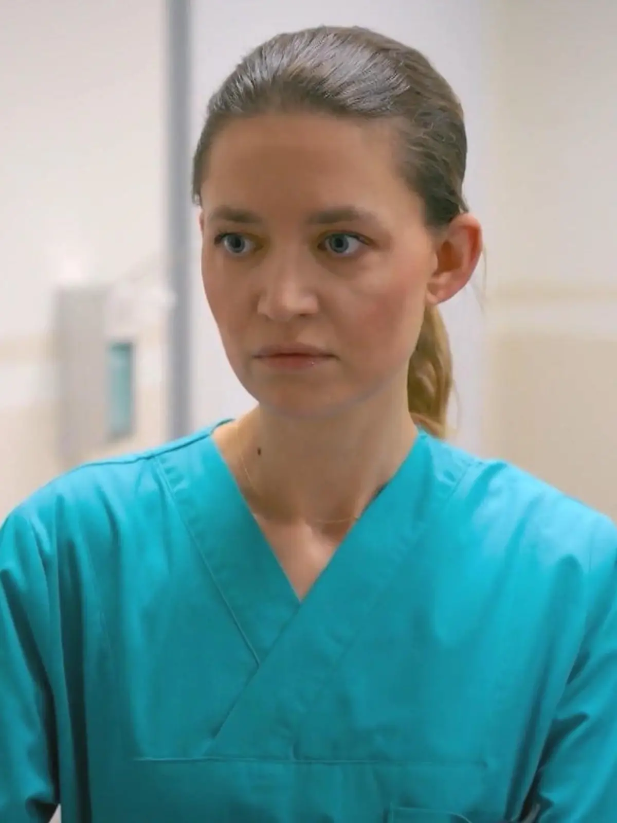 AWZ: Nathalie bekommt eine Liebesklatsche