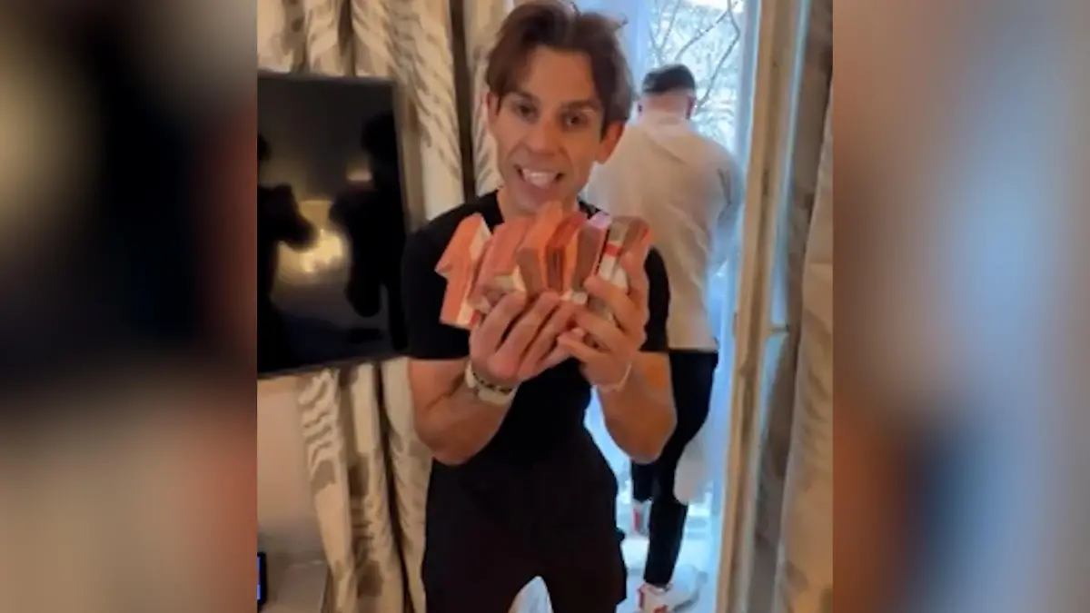 Rache am Finanzamt? Influencer schmeißt 10.000 Euro vom Balkon Massenandrang in Wien