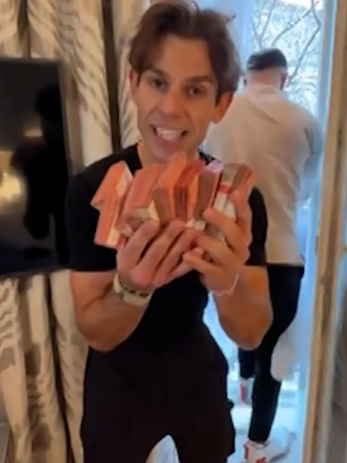 Bild zu: "Rache am Finanzamt? Influencer schmeißt 10.000 Euro vom Balkon "