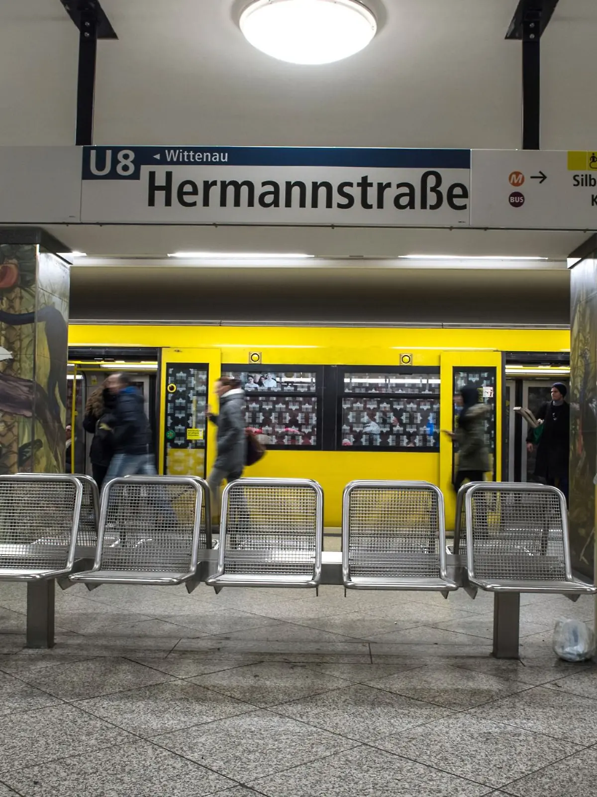 Bild zu: "Brutalo-Tat in Berlin! Junge (12) tritt 26-Jährigen Bahnhofstreppe herunter"