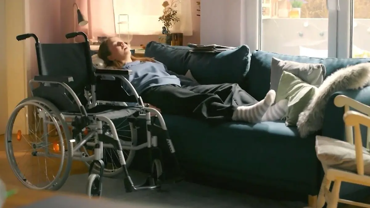 AWZ: Lucie liegt ahnungslos auf dem Sofa