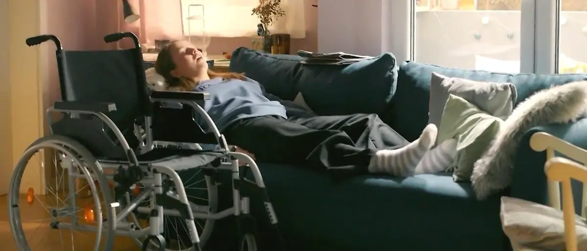 AWZ: Lucie liegt ahnungslos auf dem Sofa