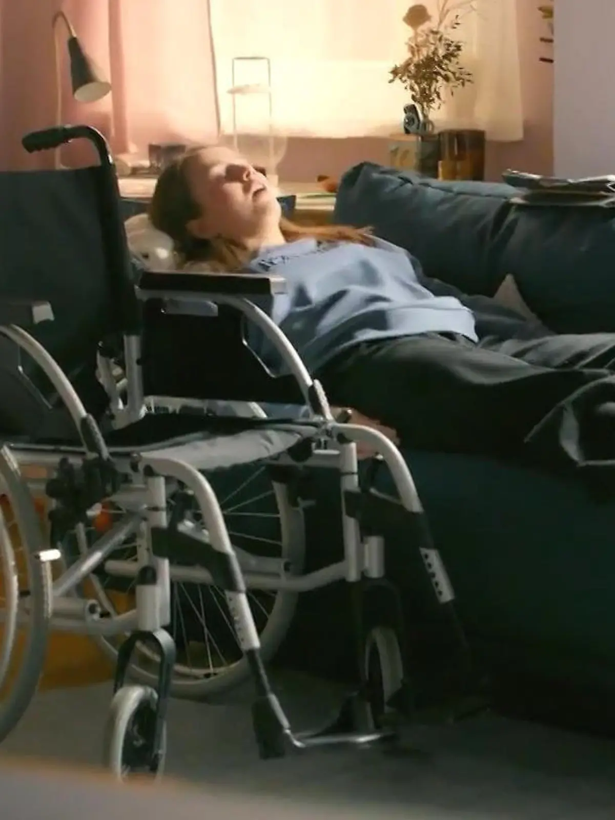 AWZ: Lucie liegt ahnungslos auf dem Sofa