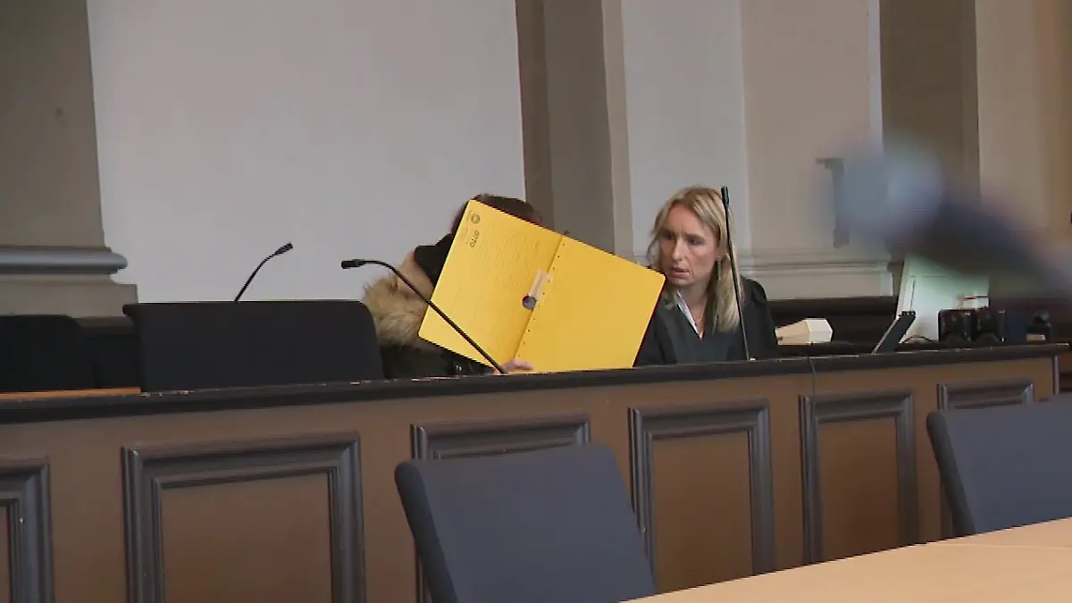 Die Angeklagte und ihre Verteidigerin sitzen auf der Anklagebank im Landgericht Verden.