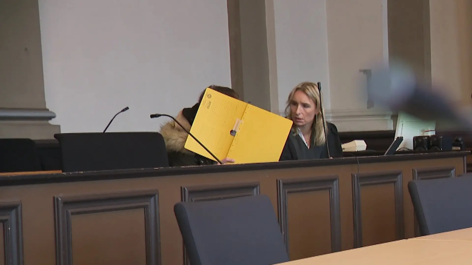 Die Angeklagte und ihre Verteidigerin sitzen auf der Anklagebank im Landgericht Verden.
