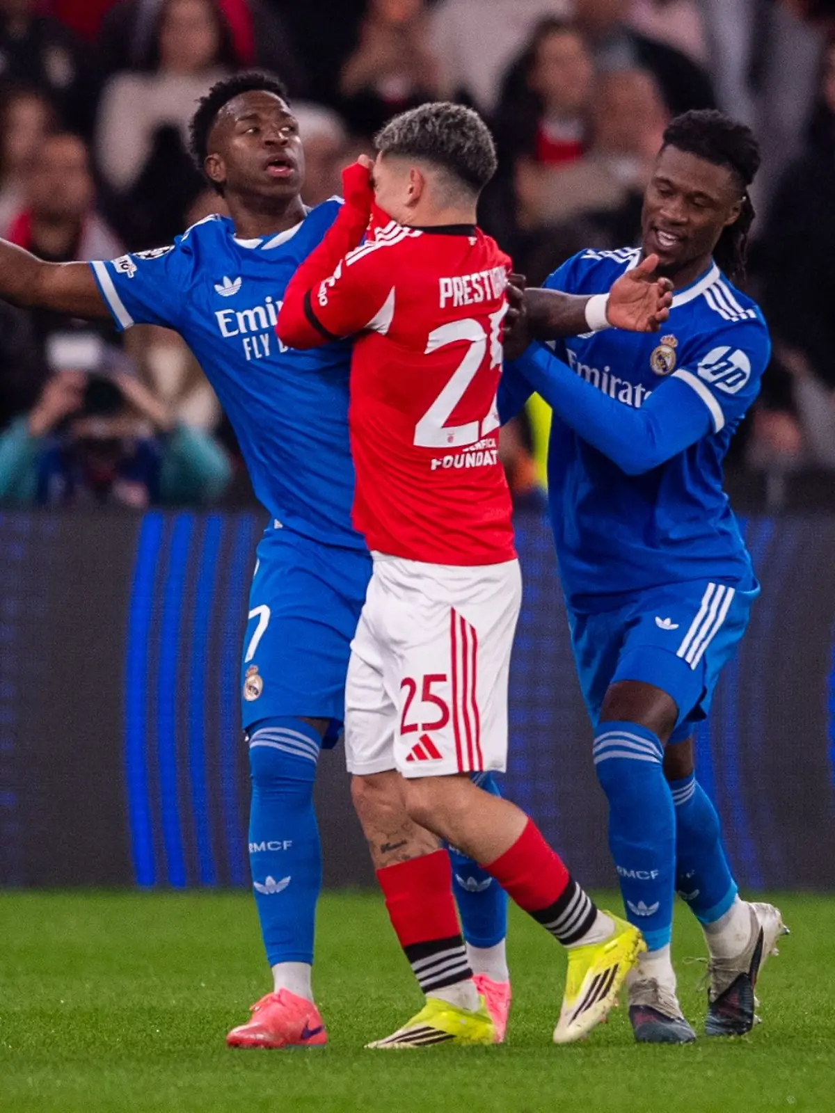 Bild zu: "Nach Rassismus-Vorfall: UEFA sperrt Prestianni für Rückspiel"