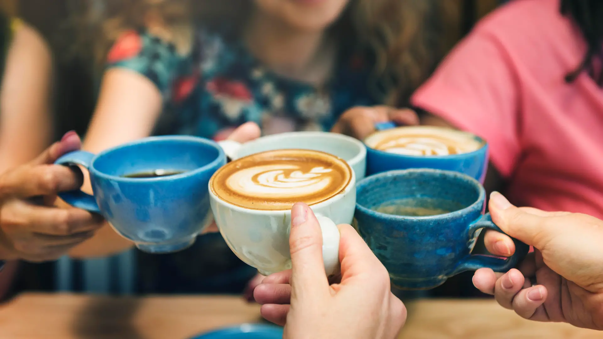 Junge Frauen sitzen in einem Café und trinken Kaffee.