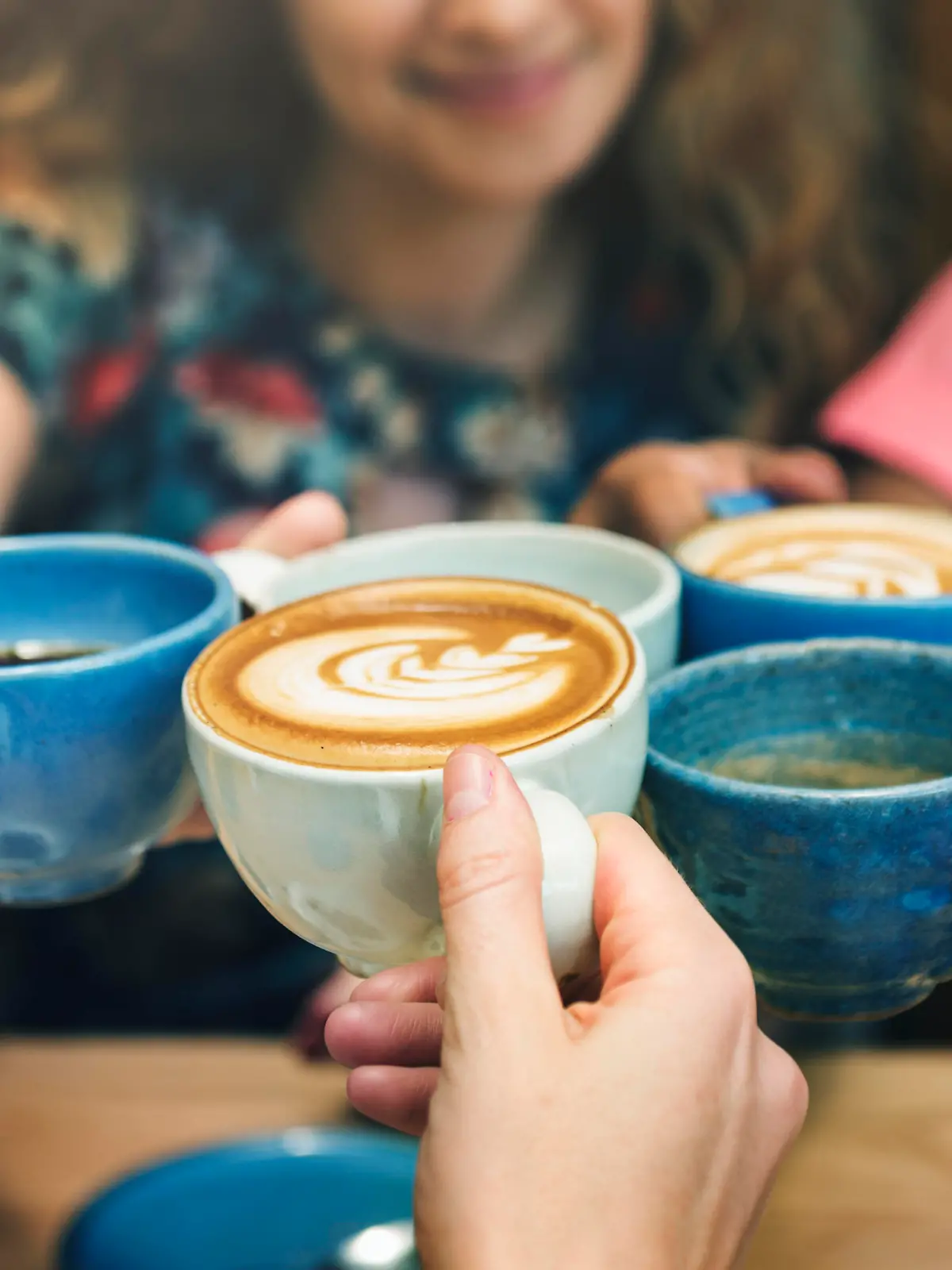 Junge Frauen sitzen in einem Café und trinken Kaffee.