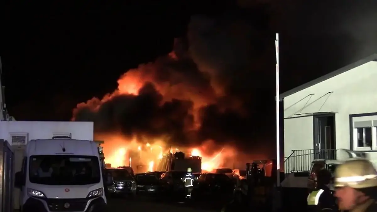 Großbrand bei Autohändler in Essen War es Brandstiftung?