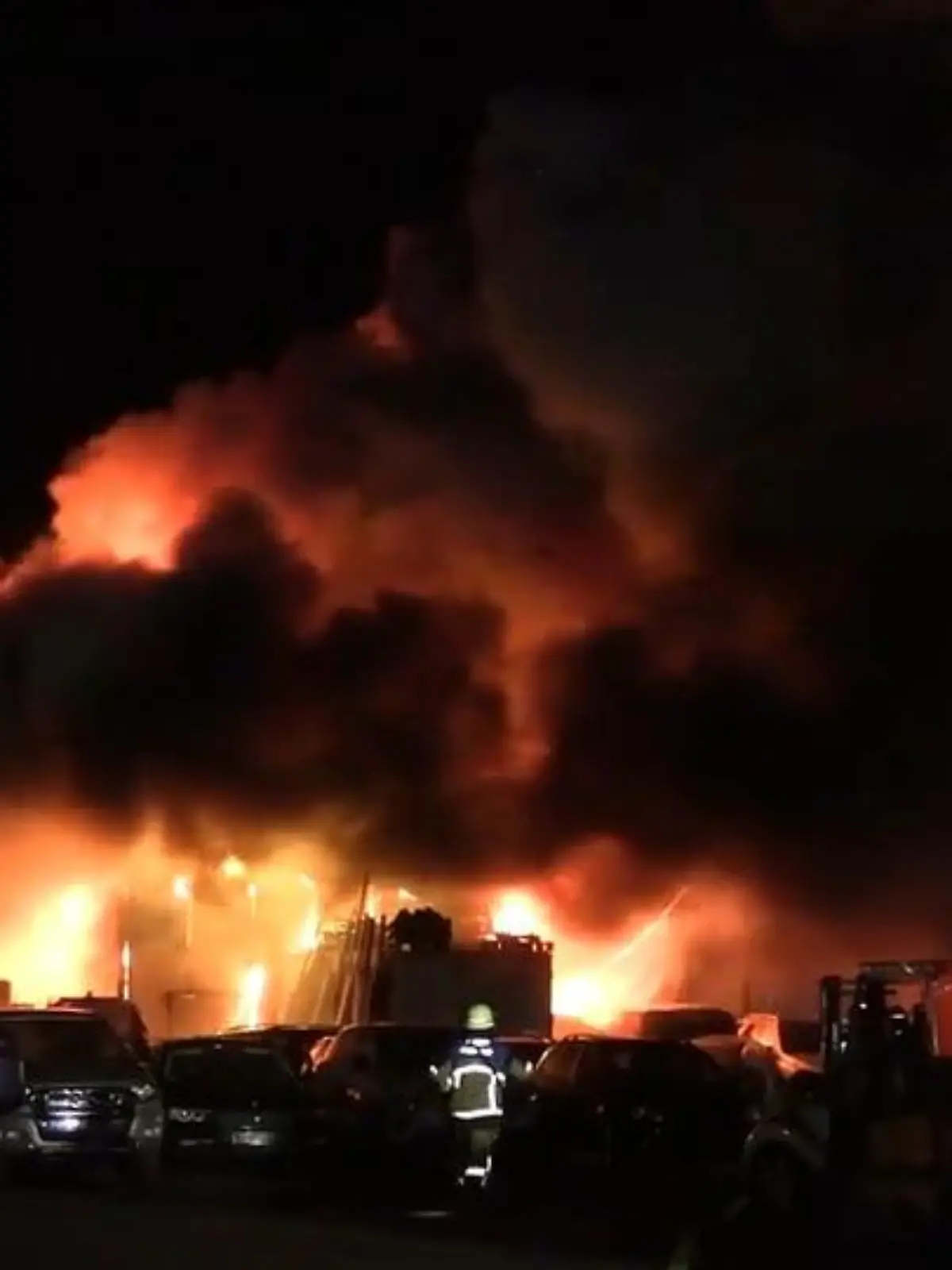 Bild zu: "Großbrand bei Autohändler in Essen"