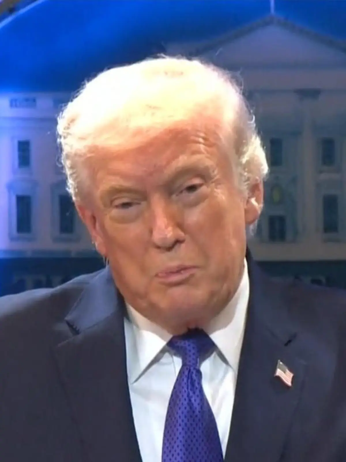 Bild zu: "Donald Trump irritiert mit Männerkuss-Anekdote! Wollte ER den US-Präsidenten abknutschen?"