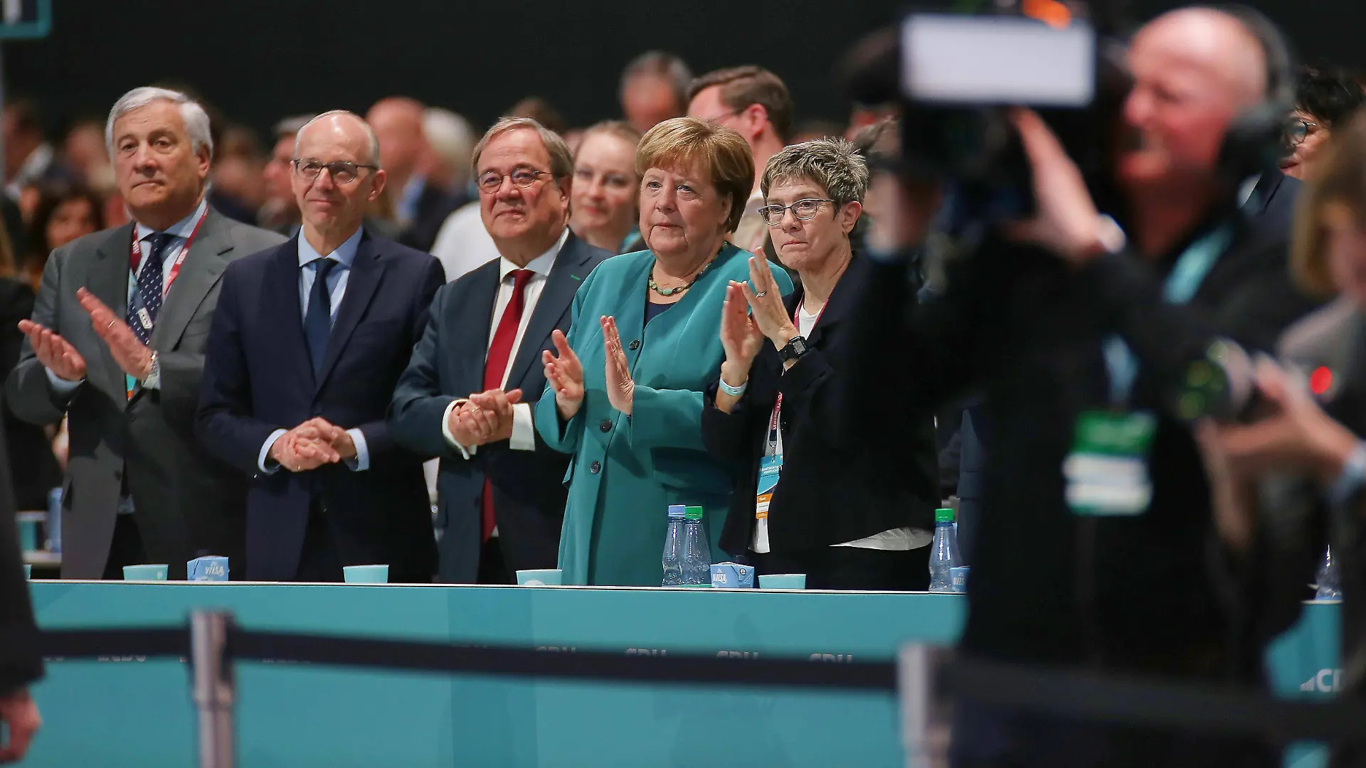 Angela Merkel war zeitweise während des 38. Bundesparteitags der CDU vor Ort. Die ARD sendete Bilder, wie Merkel klatscht, als würde sie die Wiederwahl von Friedrich Merz zum Chef der Partei feiern. Das Problem: Angela Merkel war zu diesem Zeitpunkt gar nicht mehr in der Halle. Die ARD hat das Klatschen der früheren Bundeskanzlerin in einem falschen Zusammenhang gezeigt. Das hier ausgewählte Foto zeigt Merkel allgemein beim Parteitag.