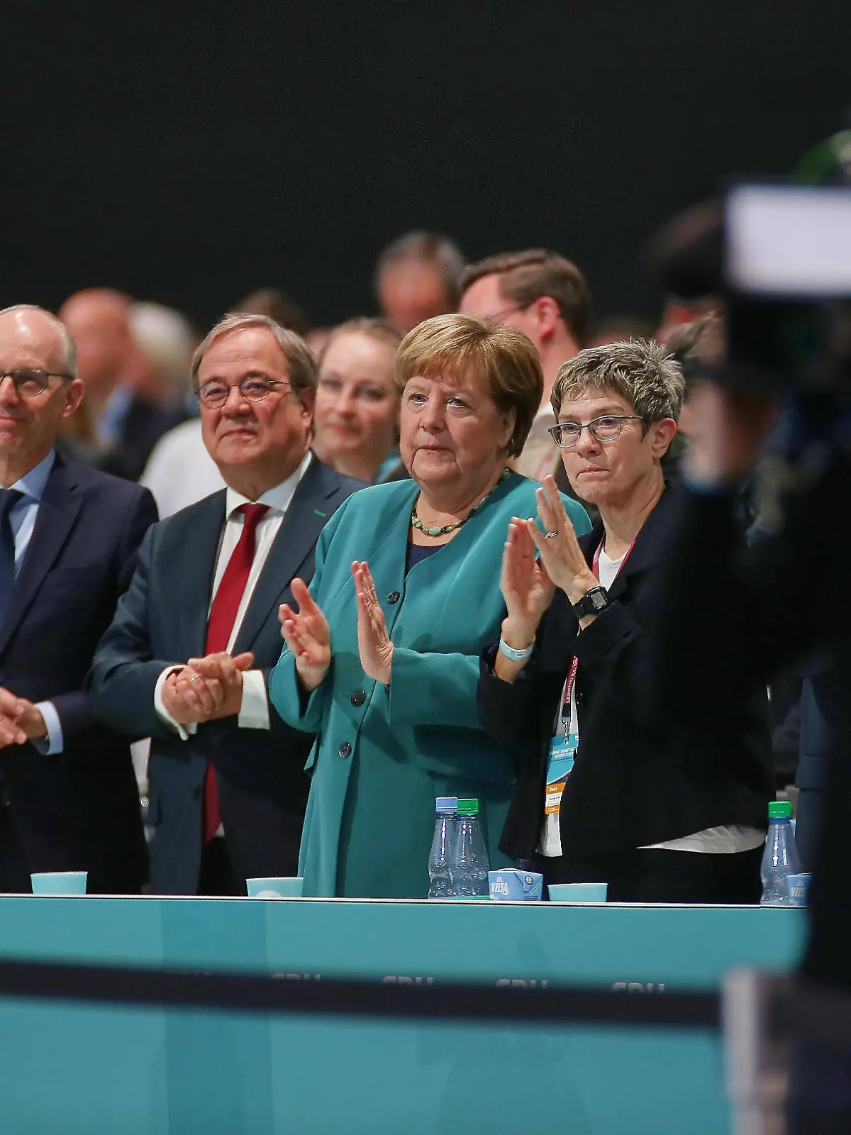 Angela Merkel war zeitweise während des 38. Bundesparteitags der CDU vor Ort. Die ARD sendete Bilder, wie Merkel klatscht, als würde sie die Wiederwahl von Friedrich Merz zum Chef der Partei feiern. Das Problem: Angela Merkel war zu diesem Zeitpunkt gar nicht mehr in der Halle. Die ARD hat das Klatschen der früheren Bundeskanzlerin in einem falschen Zusammenhang gezeigt. Das hier ausgewählte Foto zeigt Merkel allgemein beim Parteitag.