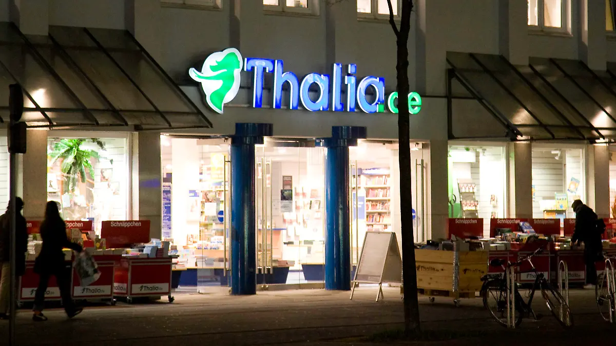 Filiale der Buchhandelskette Thalia in Bielefeld bei Nacht