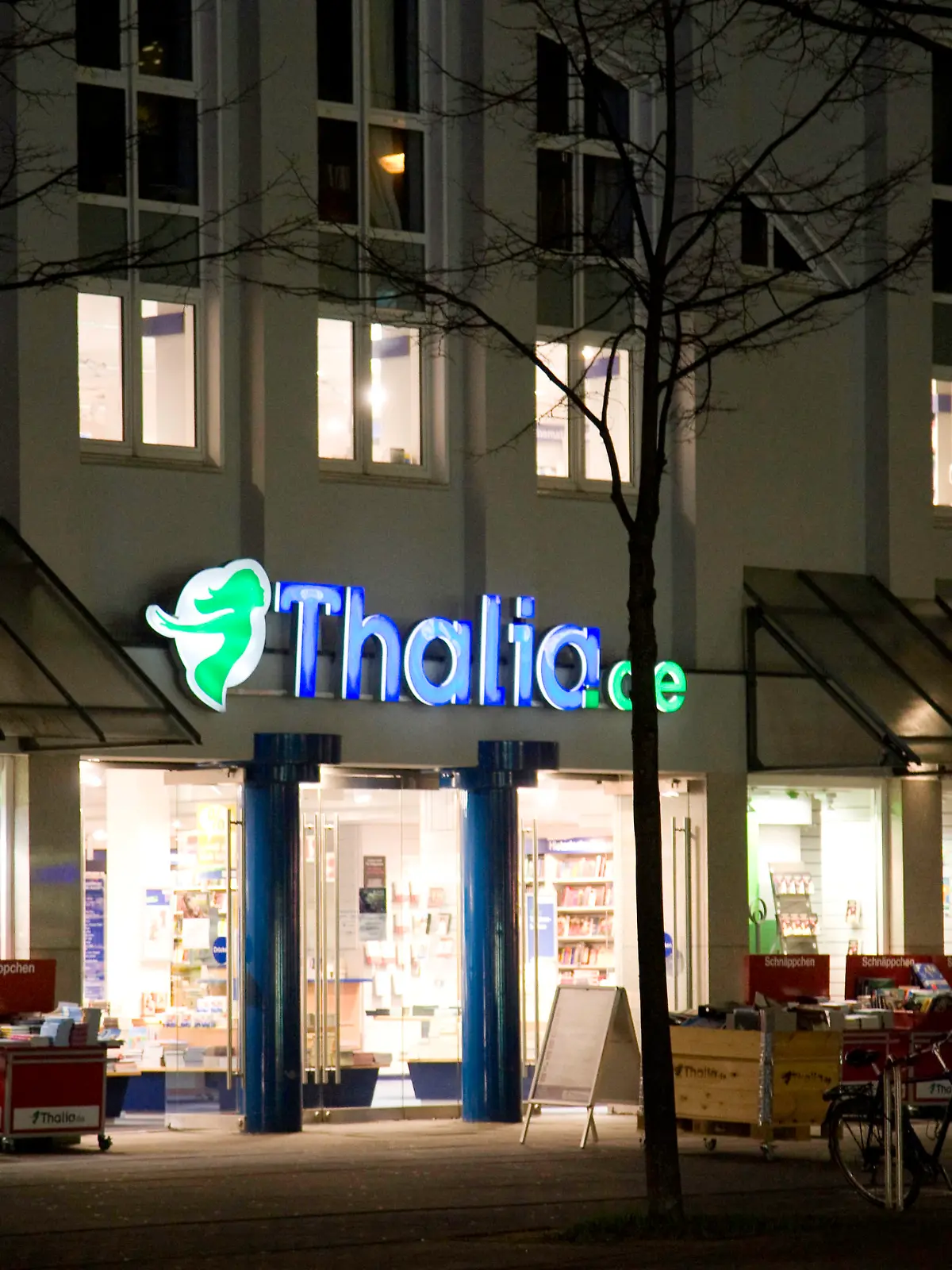Filiale der Buchhandelskette Thalia in Bielefeld bei Nacht