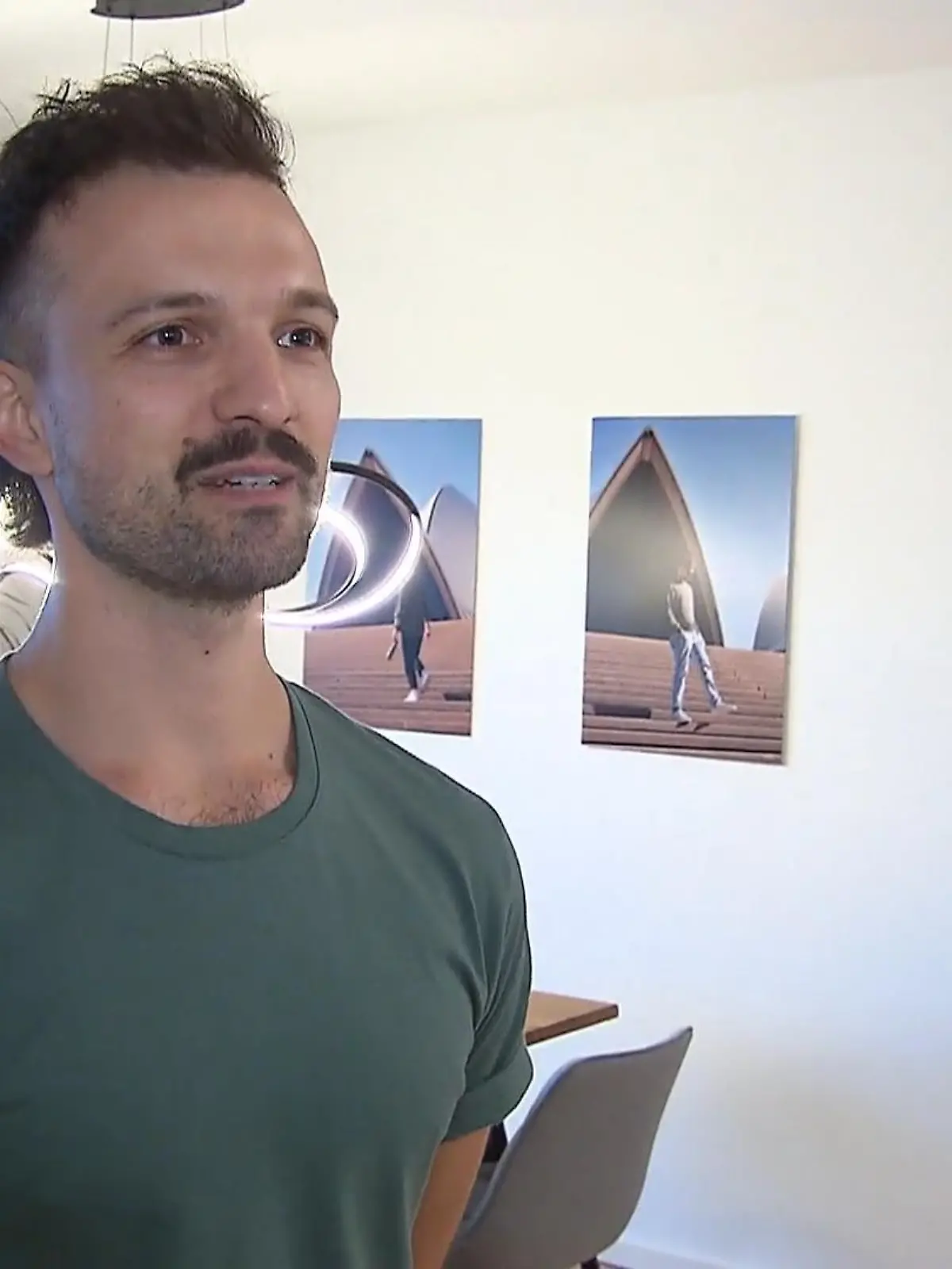 Bild zu: "Lukas findet sich witzig und findet es wichtig, sich selbst lustig zu finden"