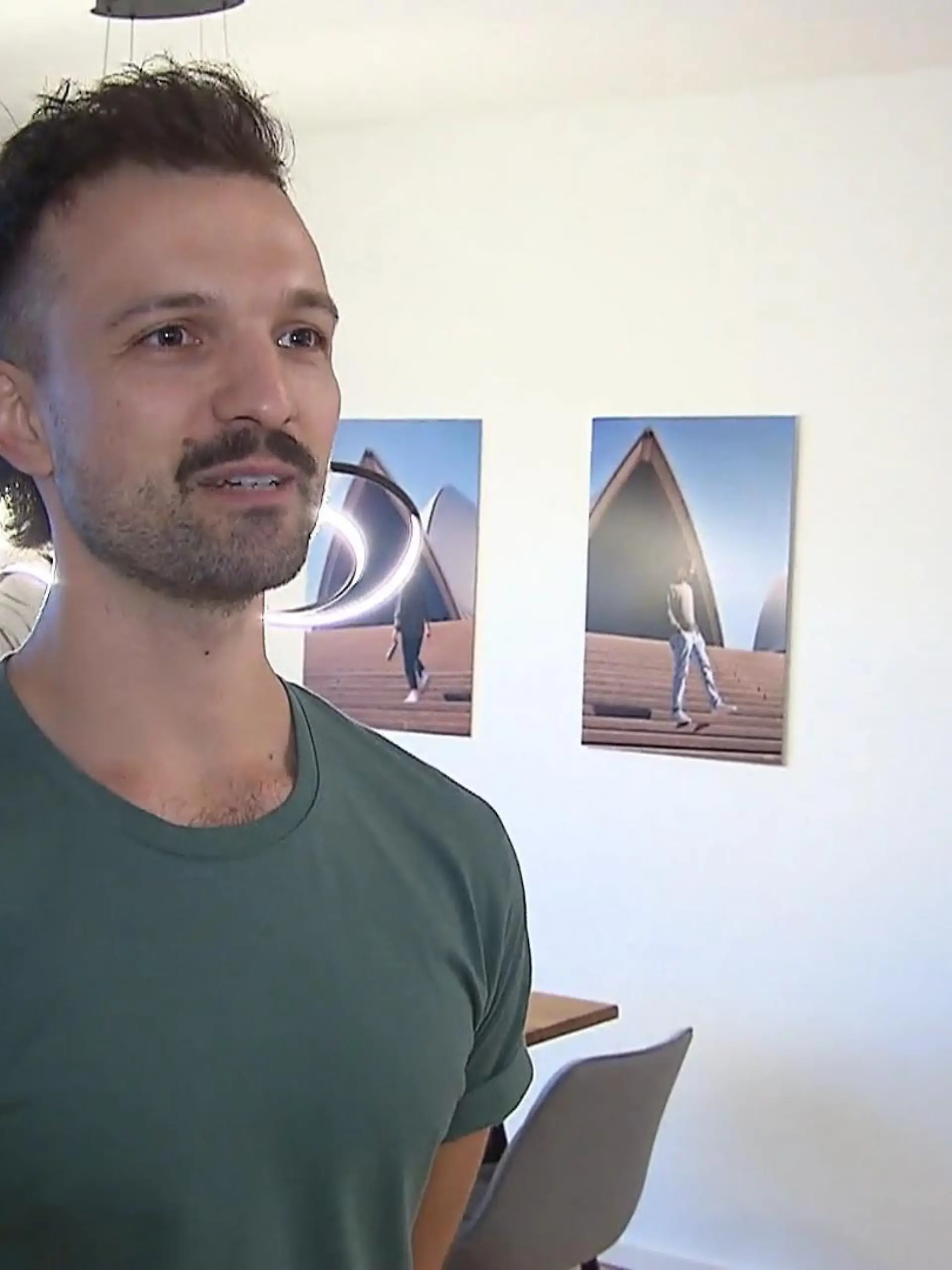 Bild zu: "Lukas findet sich witzig und findet es wichtig, sich selbst lustig zu finden"