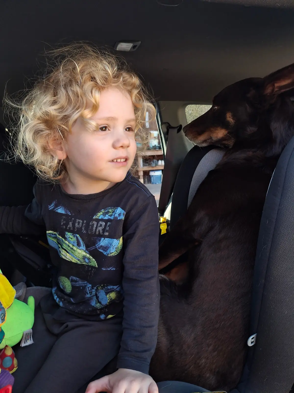 Die australische Polizei hat jetzt ein neues Foto des vermissten vierjährigen Jungen Gus veröffentlicht.