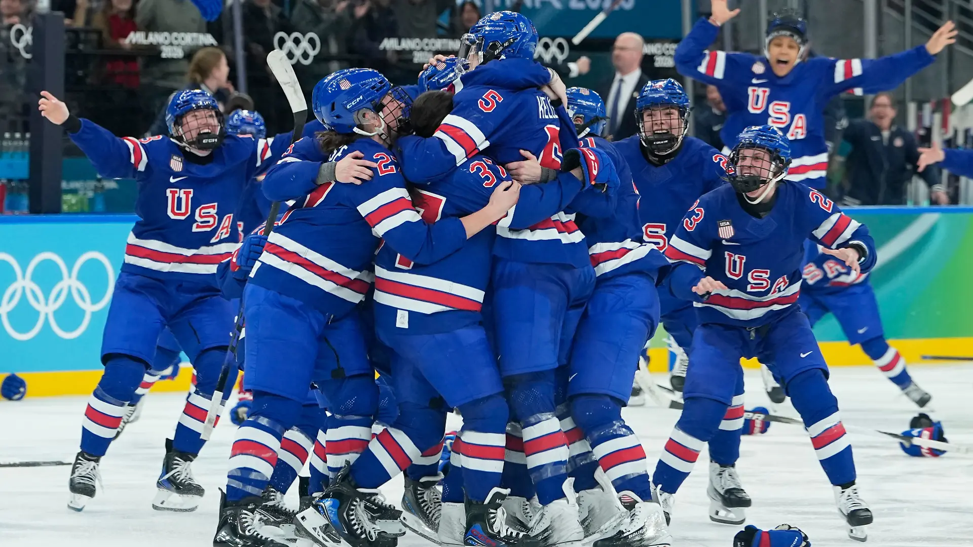 Olympia, Olympische Winterspiele Mailand Cortina 2026, Eishockey, Frauen, Finale, USA - Kanada, Die Spielerinnen der USA jubeln nach ihrem Siegtor. +++ dpa-Bildfunk +++