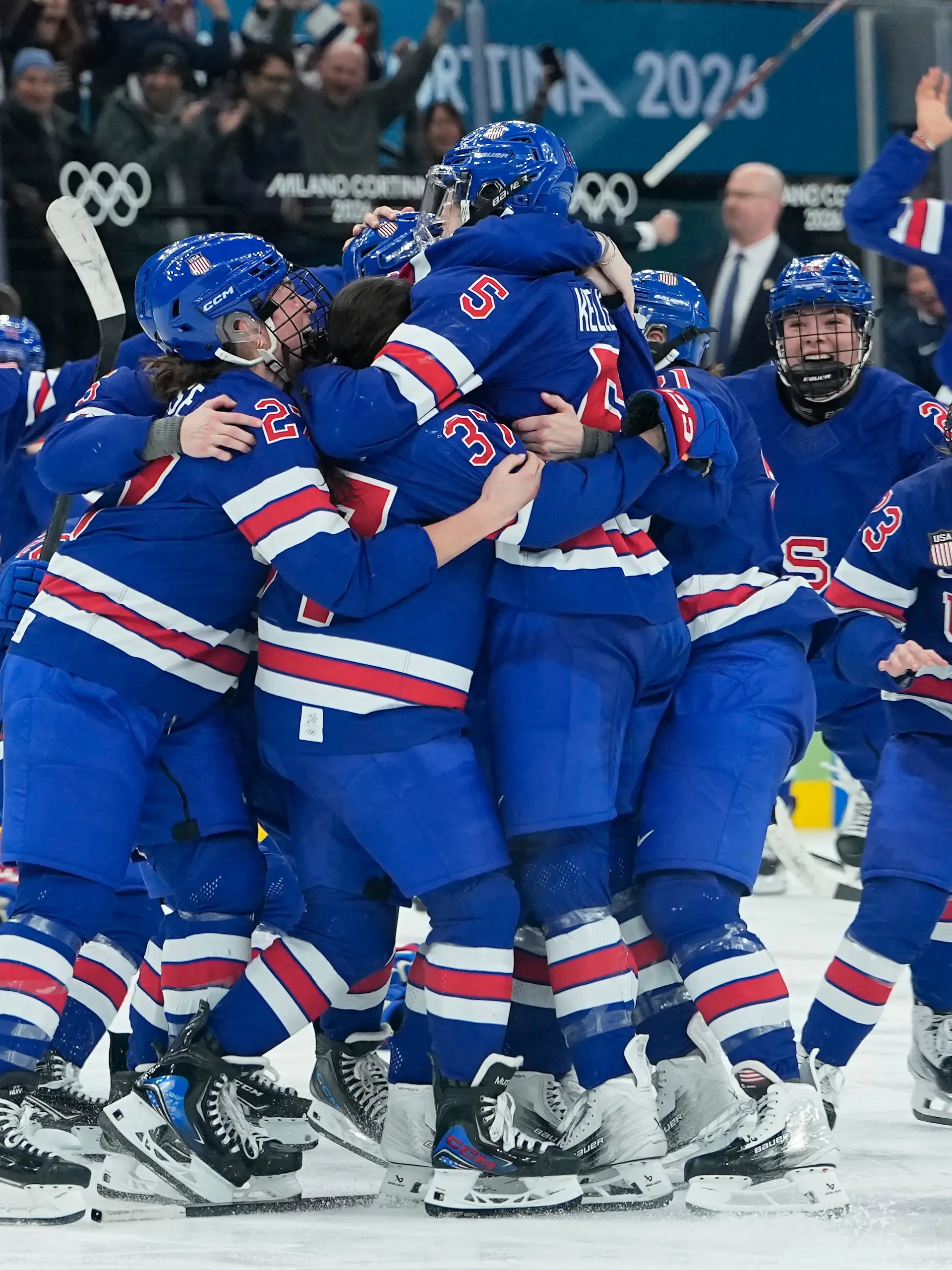 Olympia, Olympische Winterspiele Mailand Cortina 2026, Eishockey, Frauen, Finale, USA - Kanada, Die Spielerinnen der USA jubeln nach ihrem Siegtor. +++ dpa-Bildfunk +++
