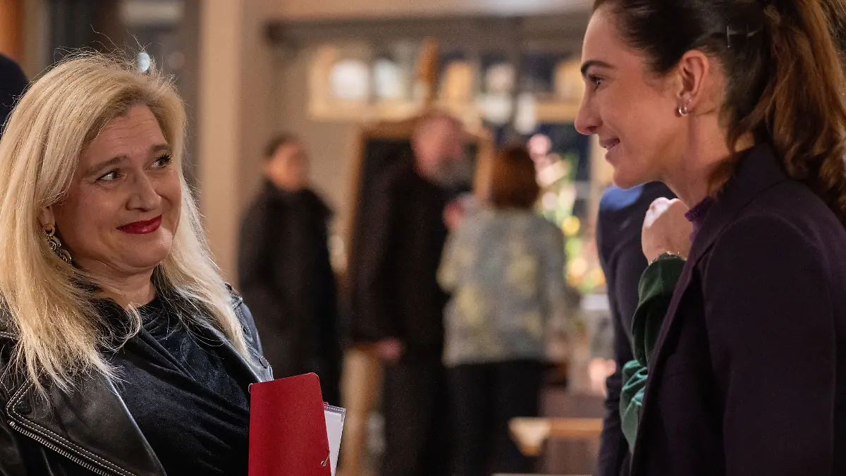 Dressurreiterin Lisa Müller (r) und Melanie Huml, Oberbürgermeisterkandidatin der CSU für Bamberg, unterhalten sich bei einer Wahlkampfveranstaltung der CSU in Bamberg.