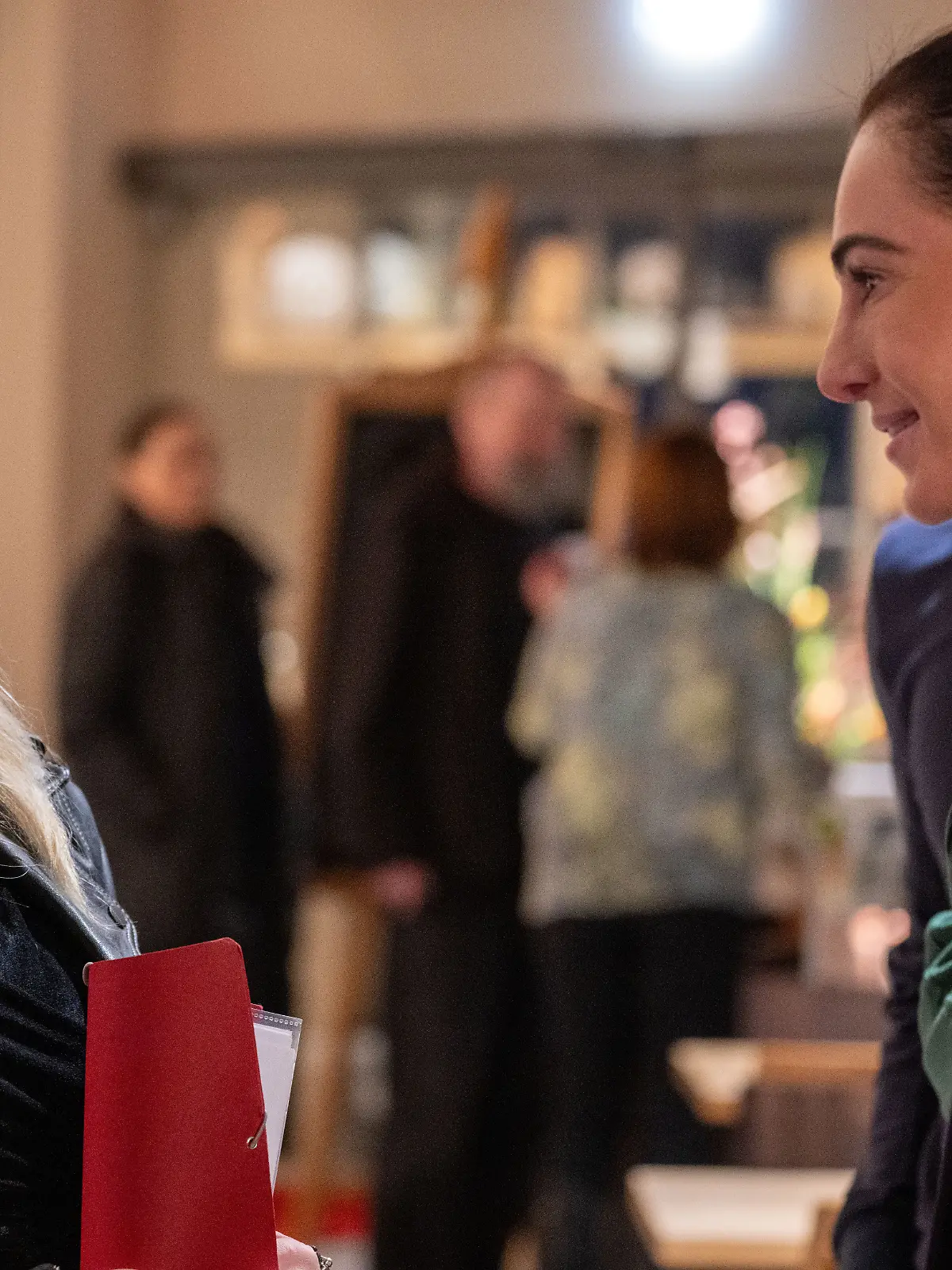 Dressurreiterin Lisa Müller (r) und Melanie Huml, Oberbürgermeisterkandidatin der CSU für Bamberg, unterhalten sich bei einer Wahlkampfveranstaltung der CSU in Bamberg.
