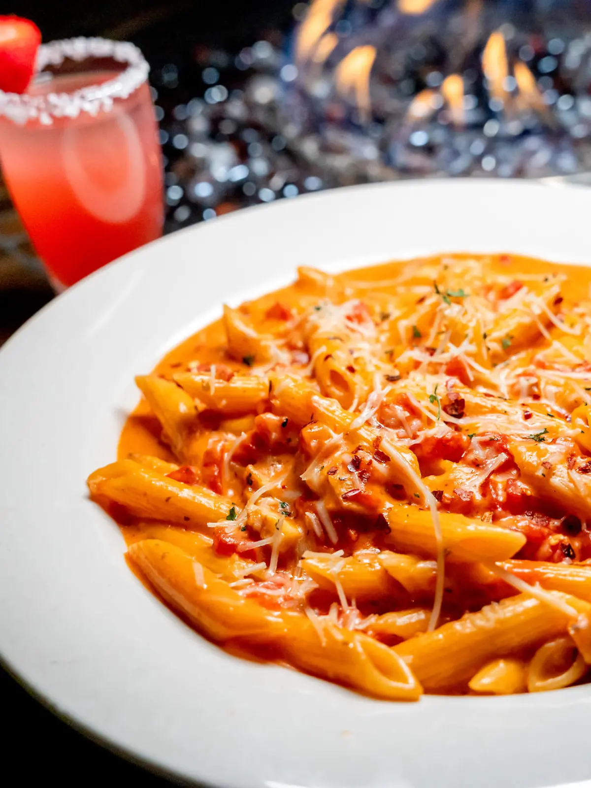 Penne mit Tomatensauce, Vodka und Köse