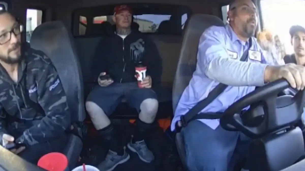 Umzugshelfer retten entführtes Kind – während Frühstückspause! Schock-Entdeckung auf Parkplatz