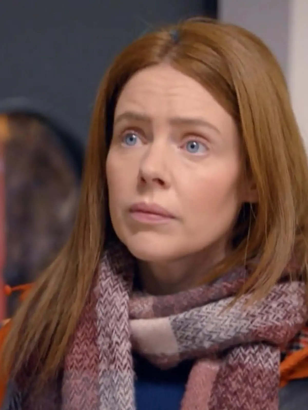 Toni konfrontiert Erik mit seinem Zweithandy.