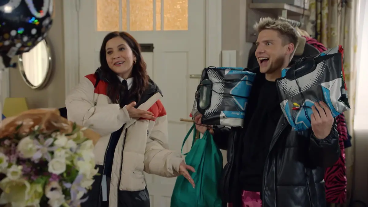 Obwohl Yvonne sich zu ihrem Geburtstag Ruhe gewünscht hat, wird sie von ihren Kindern überrascht. 