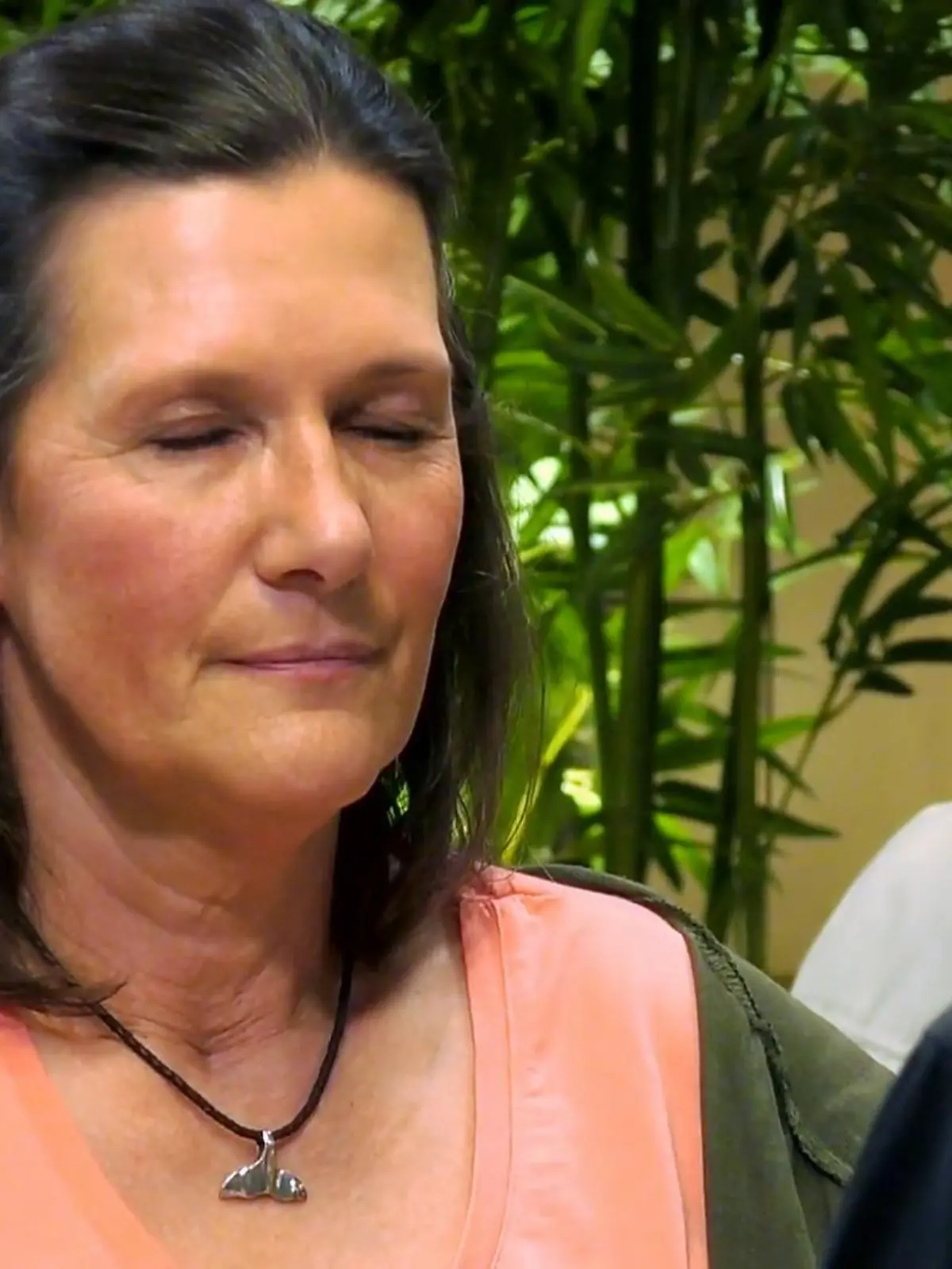 Bild zu: "Manuela meditiert plötzlich am Tisch"