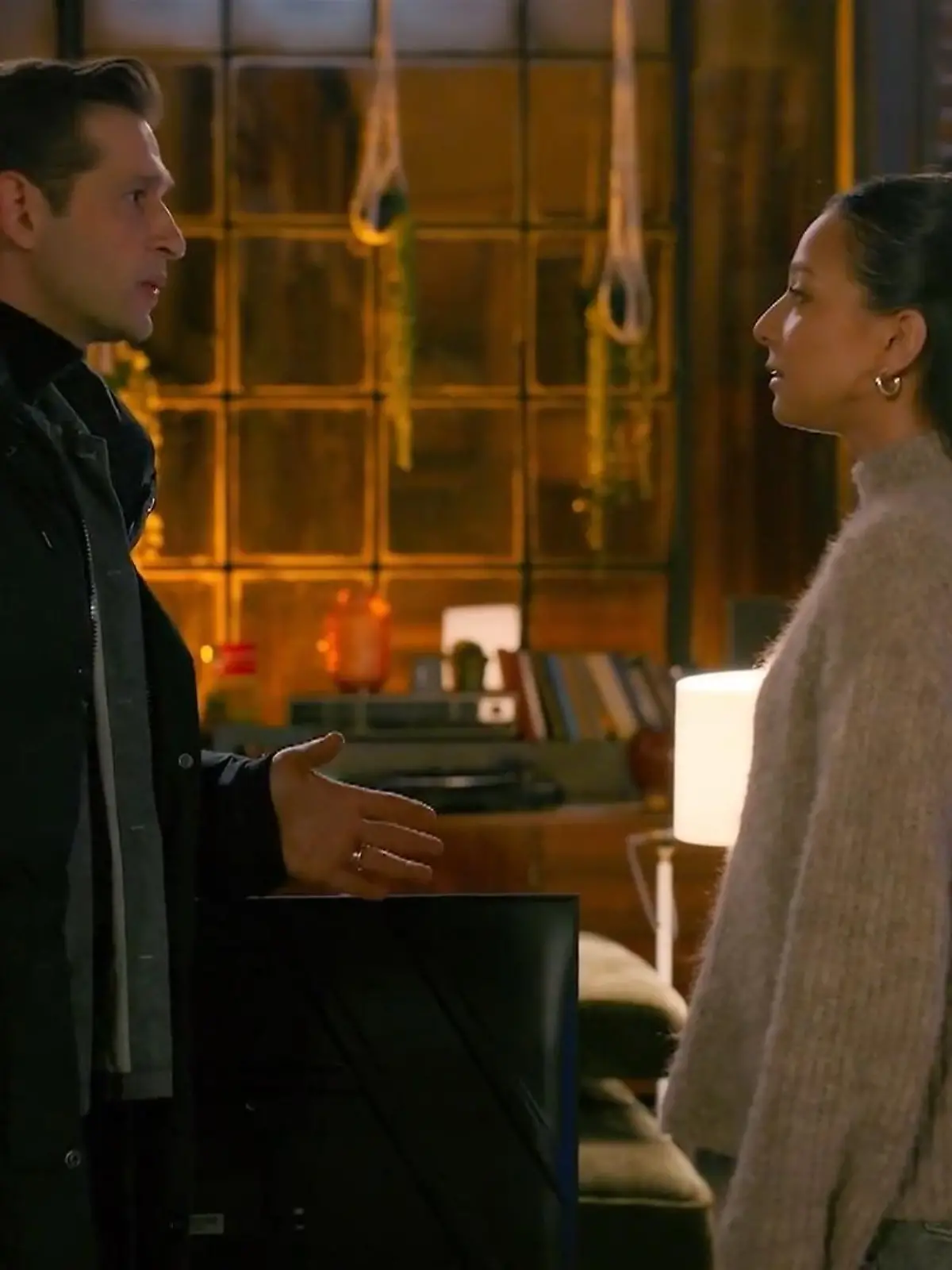 Charlie will von Deniz Antworten haben.