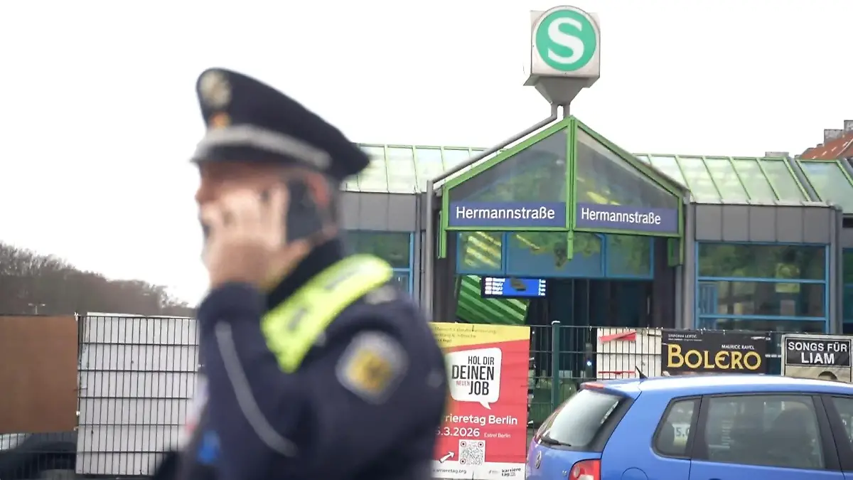 Brutalo-Tat in Berlin! Junge (12) tritt 26-Jährigen Bahnhofstreppe herunter Freunde filmen offenbar den Angriff