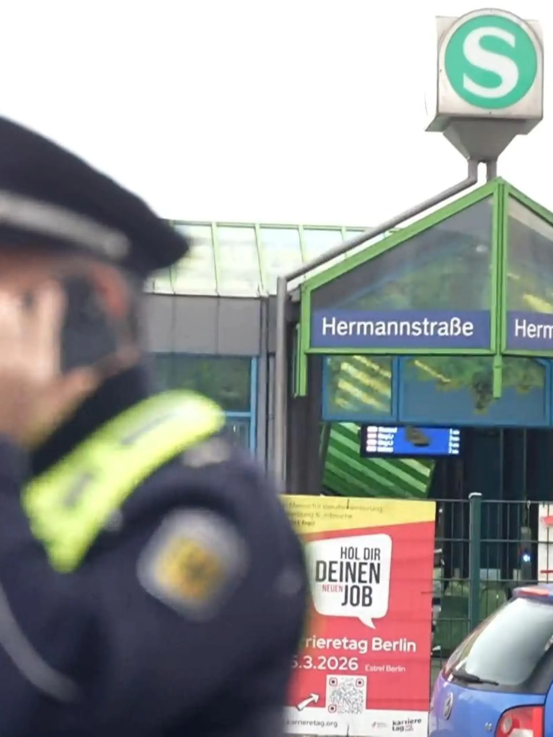 Bild zu: "Brutalo-Tat in Berlin! Junge (12) tritt 26-Jährigen Bahnhofstreppe herunter"