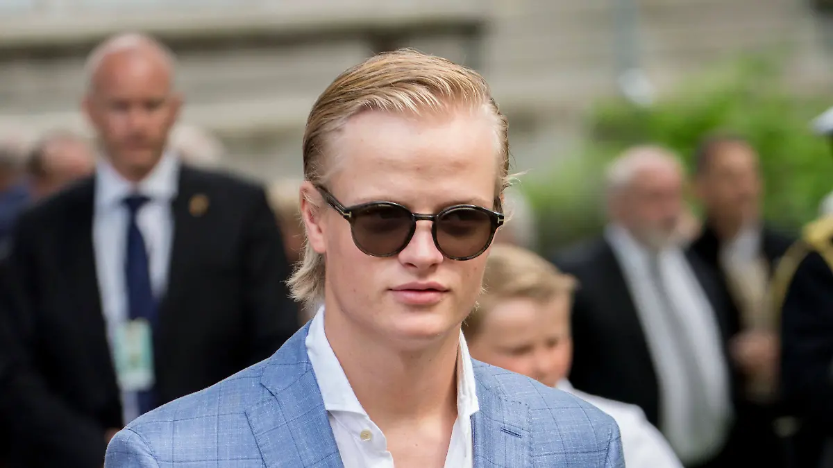 Info - Norvège: Marius Borg Hoiby, le fils de la princesse Mette-Marit soupçonné de 23 infractions dont trois viols - Marius Borg Hoiby - La famille royale de Norvège lors de la garden party du jubilé des 25 ans de règne du roi Harald de Norvège à Trondheim le 23 juin 2016. King Harald celebrates his 25 year jubilee as King of Norway in with a visit with King s Ship Norge and other members of the Royal Family in Trondheim Trondheim Norvège *** Info Norway Marius Borg Hoiby, the son of Princess Mette Marit suspected of 23 offences including three rapes Marius Borg Hoiby The Royal Family of Norway at King Harald of Norways 25 year jubilee garden party in Trondheim June 23, 2016 King Harald celebrates his 25 year jubilee as King of Norway in w PUBLICATIONxNOTxINxFRAxUKxUSAxAUSxBEL Copyright: xRoyalportraitsxEurope/BernardxRubsamenx/xBestimagexRoyalportraitsxEurope/BernardxRubsamenx/xBestimagex
