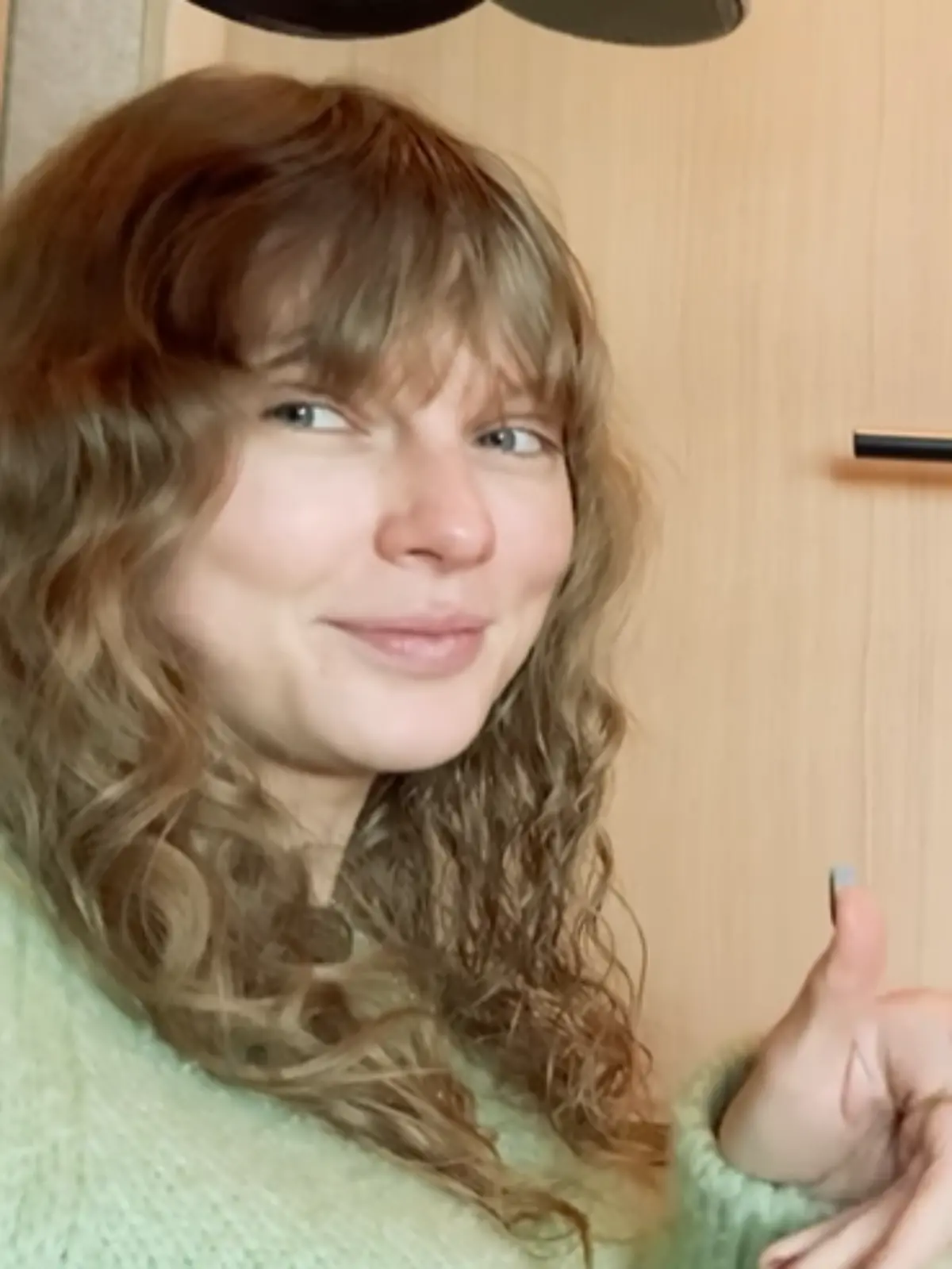 Bequemer Pullover, offene Locken, komplett ungeschminkt: Taylor Swift bei der Arbeit mit dem schwedische Produzent Max Martin (54).