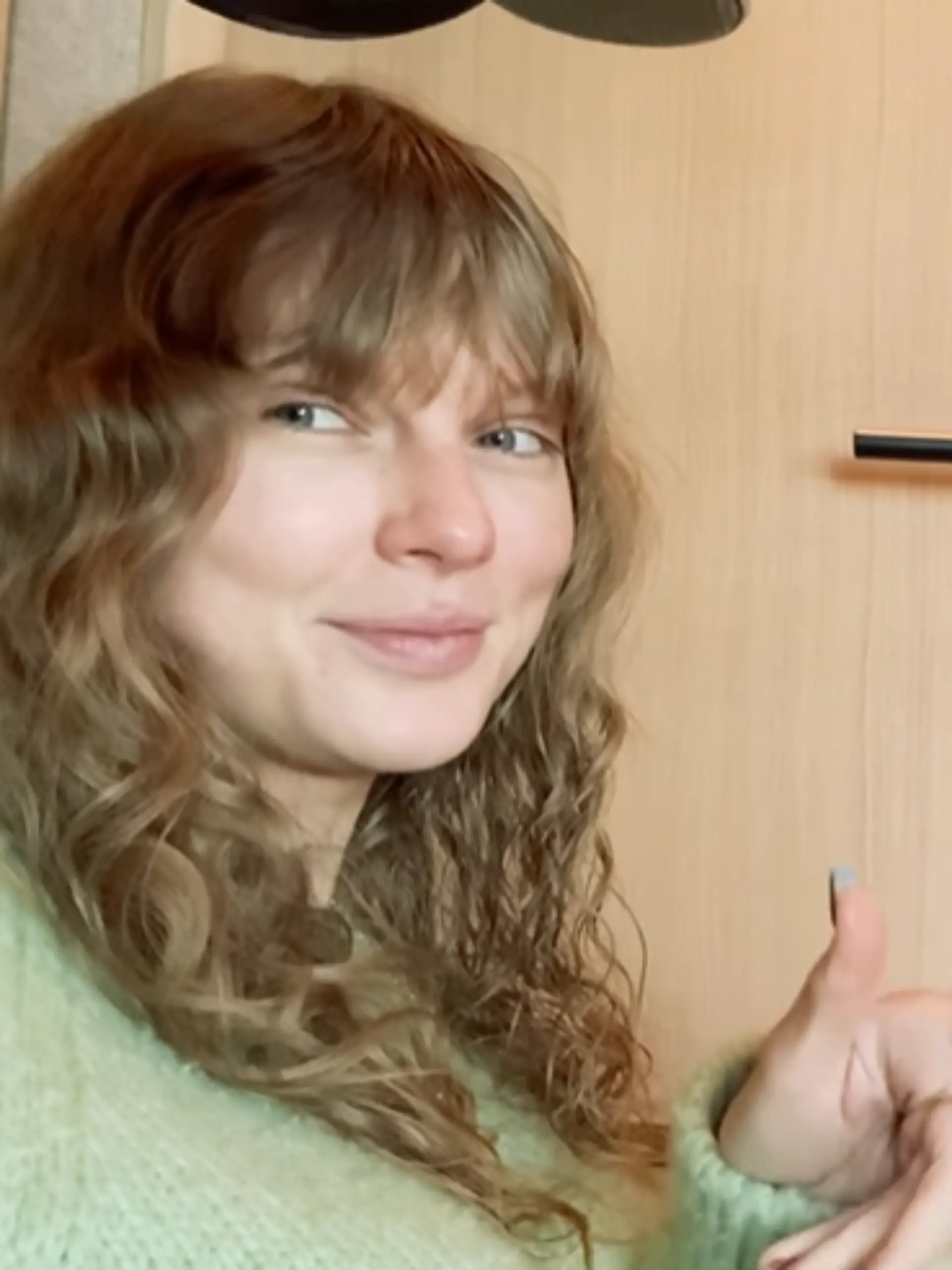 Bequemer Pullover, offene Locken, komplett ungeschminkt: Taylor Swift bei der Arbeit mit dem schwedische Produzent Max Martin (54).