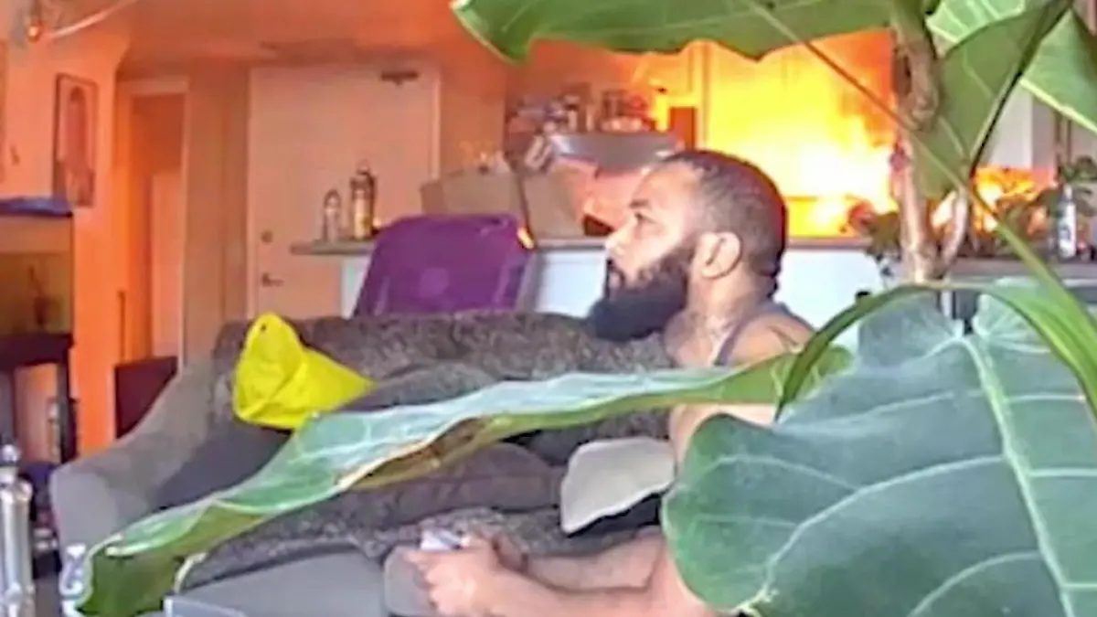 Völlig verzockt! DIESES Spiel wird ihm plötzlich zu heiß Von Cousin abgelenkt