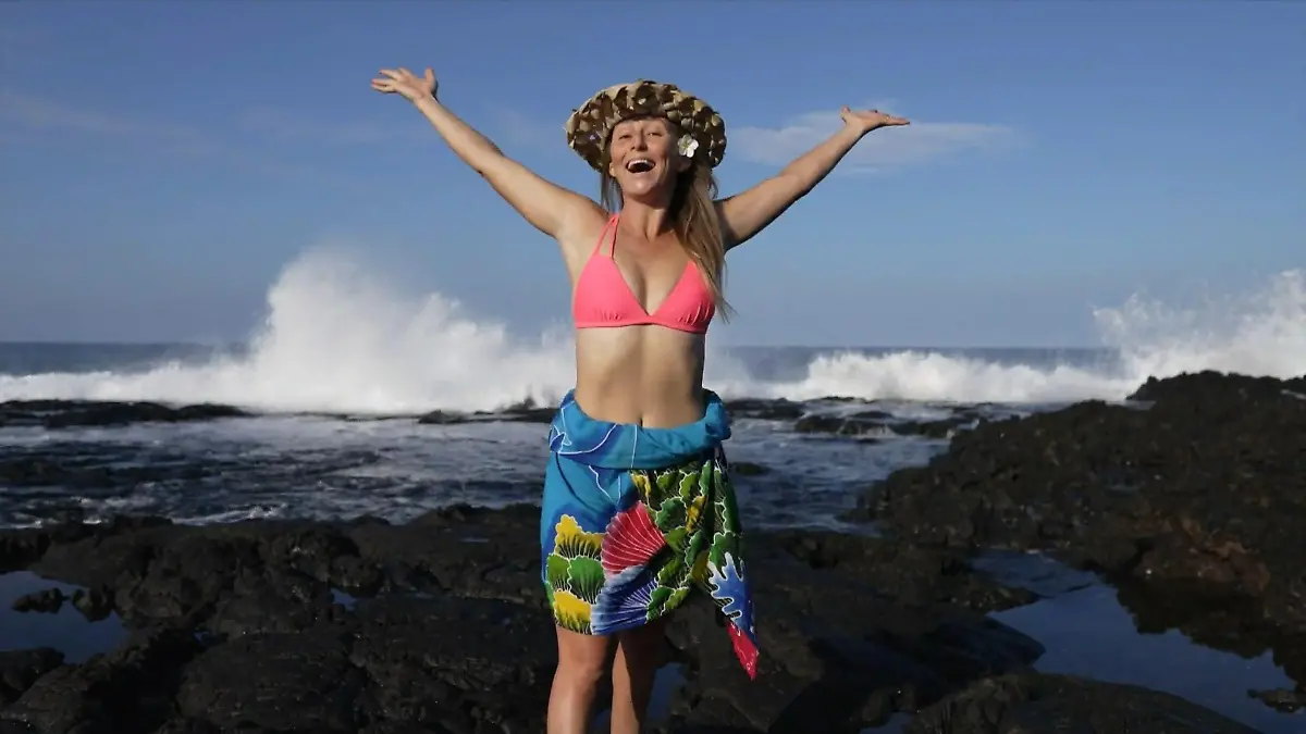 Hawaiianerin Alison Teal surft im Müll zum Kampf gegen Plastik Weibliche Indiana Jones