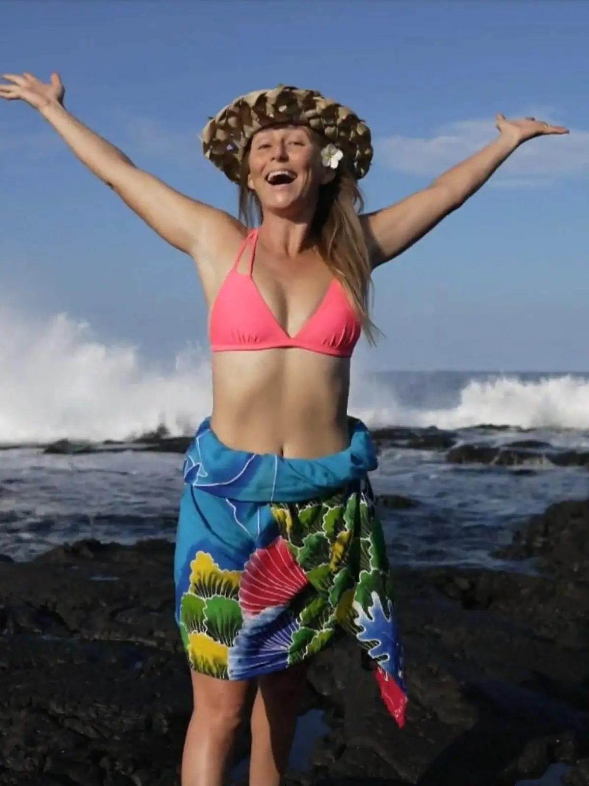 Bild zu: "Hawaiianerin Alison Teal surft im Müll zum Kampf gegen Plastik"