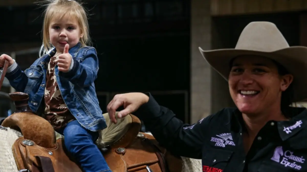 Die dreijährige Tochter von Rodeo-Star Kelsie Domer und ihrem Ehemann Ryan ist auf tragische Weise ums Leben gekommen.